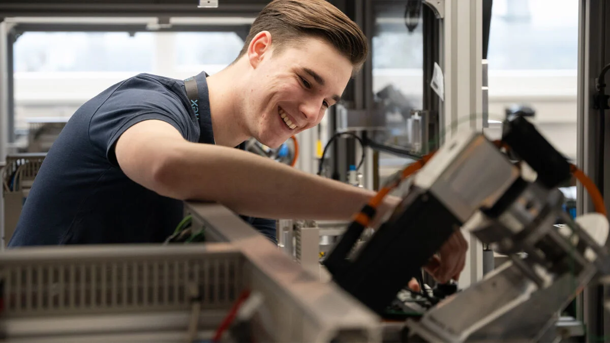 Flex apprentice working on a machine