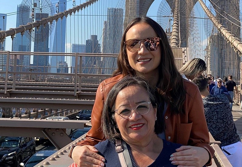 Paulina Gómez y su madre