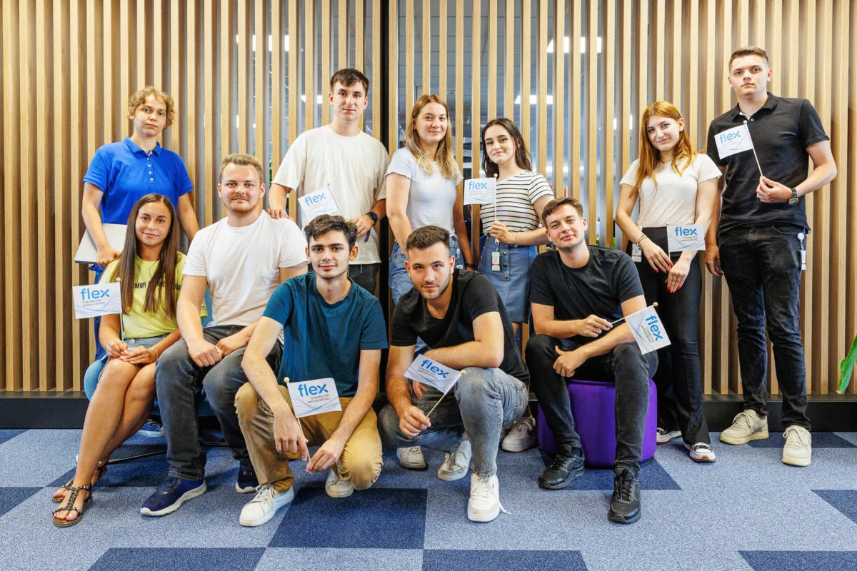 Foto grupal de pasantes del Flex de pie, sentados y agachados juntos