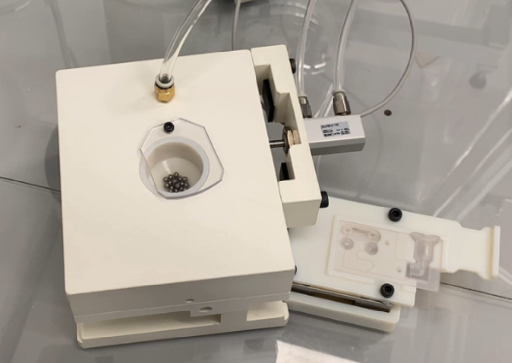 point-of-care diagnostic device amplifying low concentration analyte using molecular or PCR-based technology