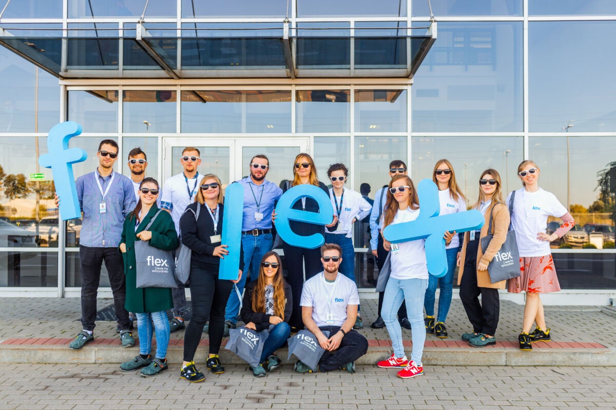 Equipo joven de pasantes y aprendices con logo Flex